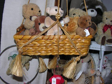 Ein Korb voller Teddybären